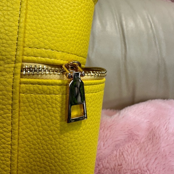 TRULY Beautiful Bright carrying case - Picture 6 of 15